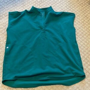 Figs scrub top like new